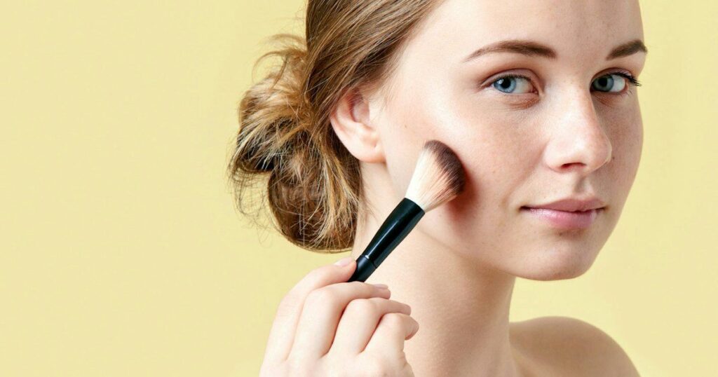 Seint Makeup for Combination Skin: Finding the Right Balance